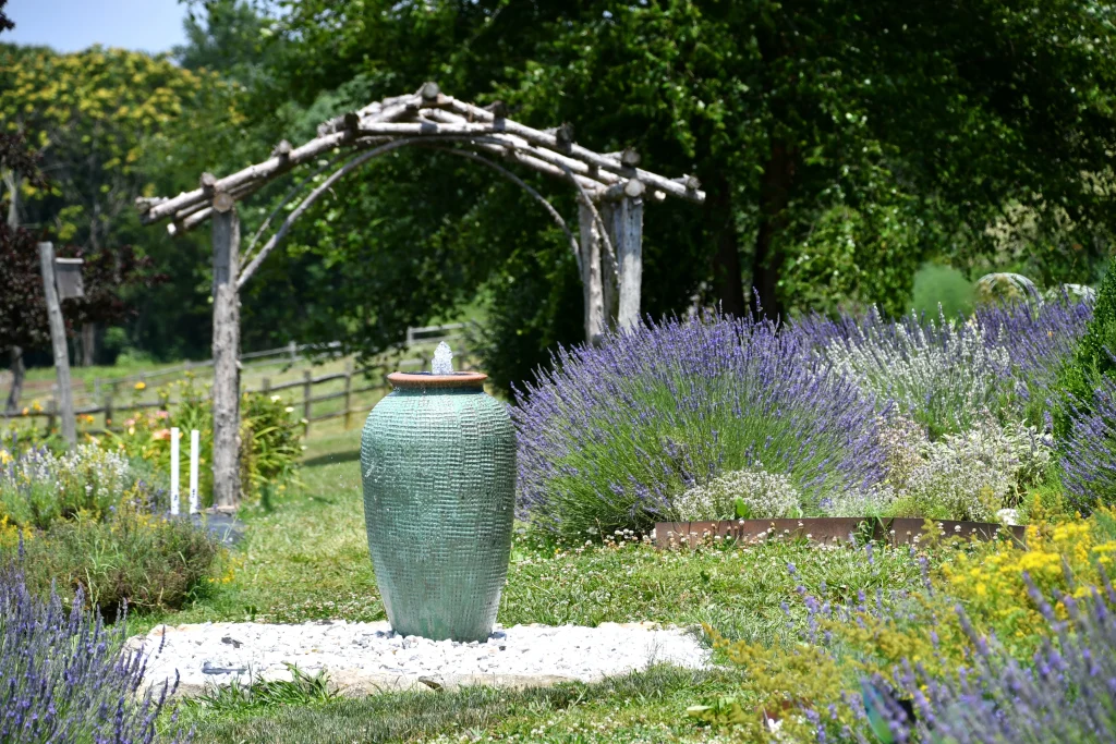 Finitions soignées d'une terrasse en bois naturel réalisée en Vendée