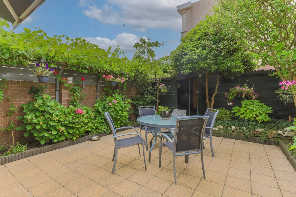 Pose de terrasse en bois naturel par Paysages des Olonnes en Vendée