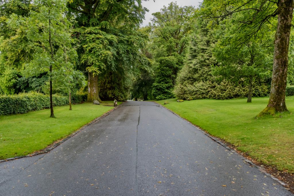 Aménagement de parc paysager avec allées de promenade et bancs