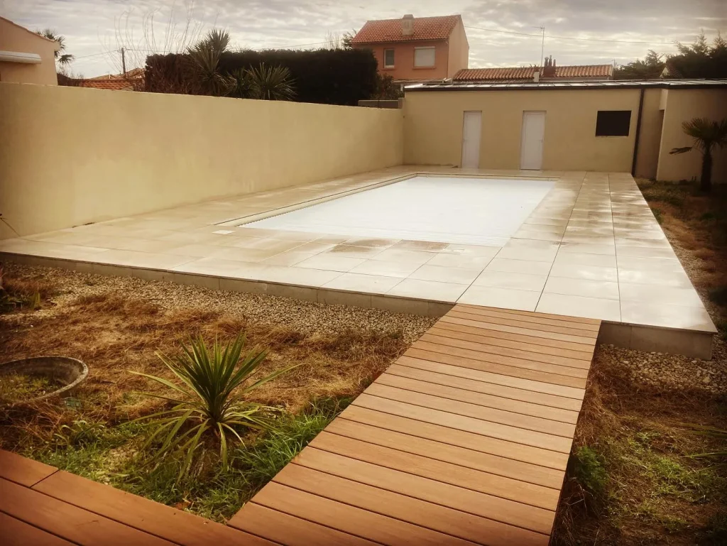 Ajustement de lames de bois exotique pour une terrasse extérieure