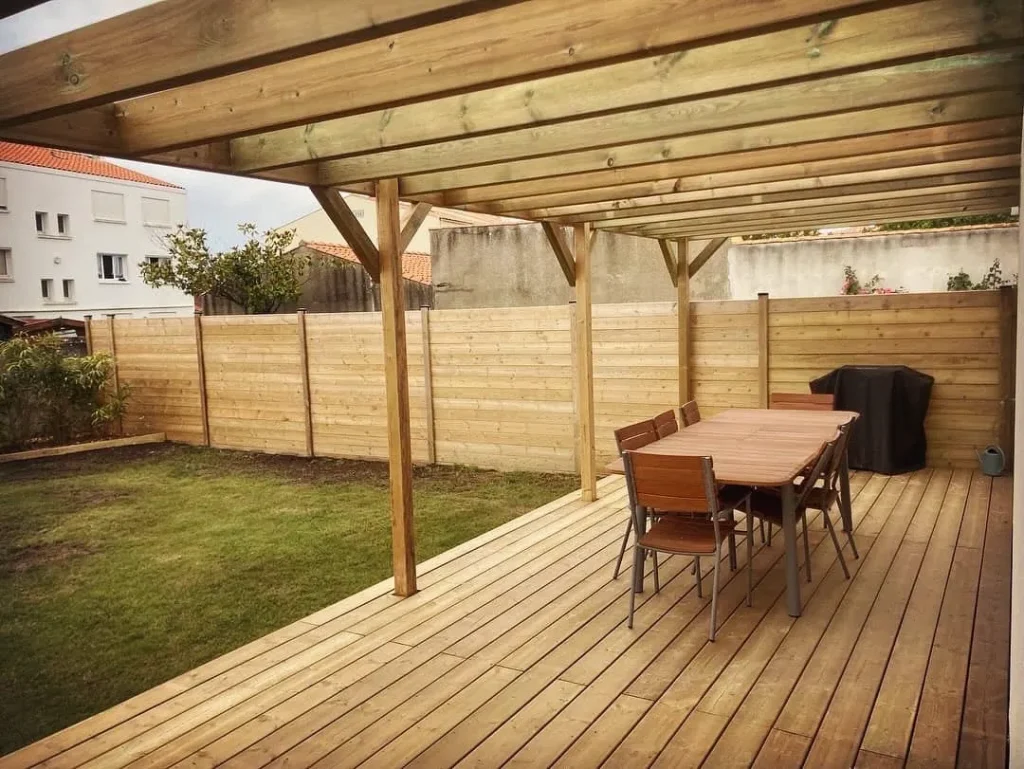 Terrasse en dalles de grès cérame posée par un paysagiste en Vendée