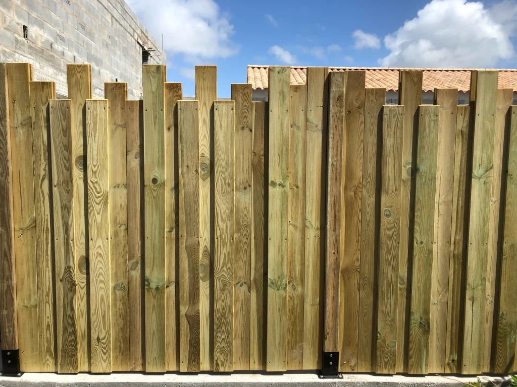 Terrasse en bois entourant la maison pour une circulation fluide au jardin