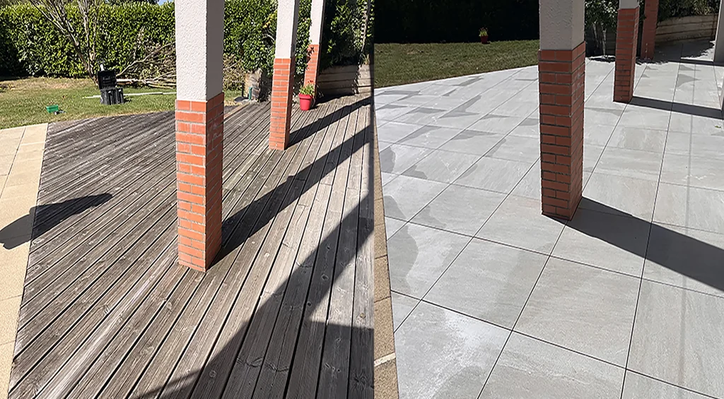 Avant/après d'une terrasse : l'ancien platelage en bois grisé a été remplacé par un dallage en grands carreaux gris, entre des piliers en brique.